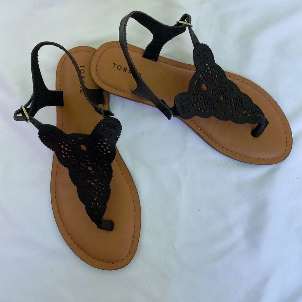 New Torrid Black Leather Lace Pattern Sandals Sz 8
